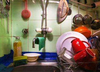 KAKO OTPUŠITI SUDOPERU ZA 60 SEKUNDI: Zaboravite na sirće i sodu bikarbonu, upotrebite OVO iz kupatila i odvod će “prodisati”