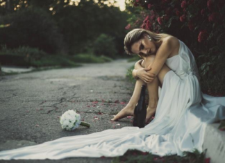 KUM UDARIO MLADU PESNICOM, A MLADOŽENJU PLJUNUO! Neviđeni SKANDAL obilazi planetu: Prišao nevestinoj mami, poljubio je i REKAO…