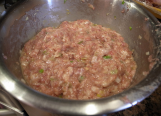 ZAŠTO SE PRVO PRŽI MLJEVENO MESO, PA SE TEK ONDA DODAJE CRNI LUK? Kuvarica otkrila tajnu, LJUDI ZINULI OD ŠOKA