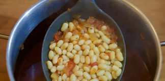 Dodajte samo ovaj 1 tajni sastojak tokom kuvanja pasulja i neće vas mučiti gasovi i nadutost posle jela