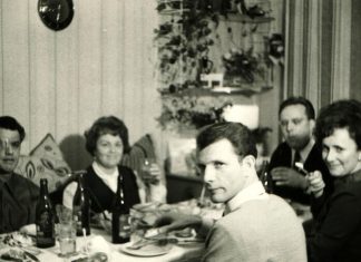 EVO KAKO JE IZGLEDALA SVAKA TRPEZA ZA NOVU GODINU U JUGOSLAVIJI: Bez ovog predivnog kolača nije mogao da se zamsli doček