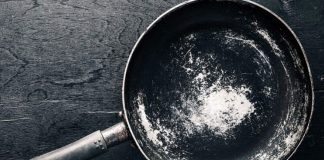 IZGREBANA tava će biti kao nova: SVE što vam treba je 1 proizvod koji svako ima u svojoj kuhinji!