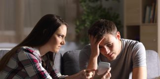 Muškarac koji laže, uvek radi jednu istu stvar: Ovi znakovi nepogrešivo ukazuju da “ima neku sa strane”