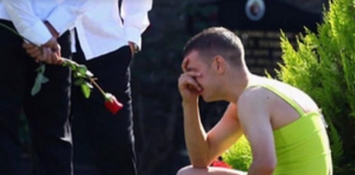 Na sahranu najboljeg prijatelja došao u zelenoj haljini: Na mrežama ga razapeli, a zbog njegovog razloga će vam zastati knedla u grlu