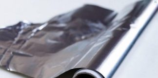 Svaki dan stavlja kuglicu od alu-folije u tašnu: Kad čujete zašto to radi – uradićete isto to odmah