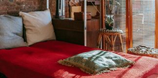 Ispod kreveta stavite 1 sitnicu i gledajte čudo: Privlači sreću i novac za sve živo u kući