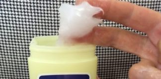 NAMAZALA JE UHO VAZELINOM I SAČEKALA PAR MINUTA: Kad vidite rezultat, iste minute ćete uraditi isto