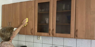 Masnoća i prljavština sa kuhinjskog pulta bukvalno nestaju pred vašim očima: Sobarica vam je pokazala savršen trik kako u tren oka očistiti čak i vrlo zapuštenu liniju!