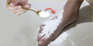 Stavite običnu sodu bikarbonu na stopala i pustite da djeluje: OVDJE je učinak za 15 minuta!