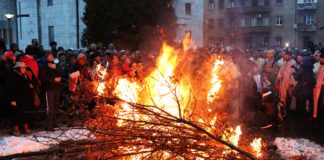 MOLITVA NA BADNJE VEČE ZA SREĆU, ZDRVALJE I LJUBAV U DOMU: A ako uradite OVO, veruje se da sprečavate ULAZAK ZLA u kuću