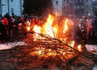 MOLITVA NA BADNJE VEČE ZA SREĆU, ZDRVALJE I LJUBAV U DOMU: A ako uradite OVO, veruje se da sprečavate ULAZAK ZLA u kuću
