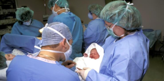 Dežurna sestra se onesvestila kad je videla bebu: Majka nije mogla da veruje šta je rodila, a ovako danas izgleda