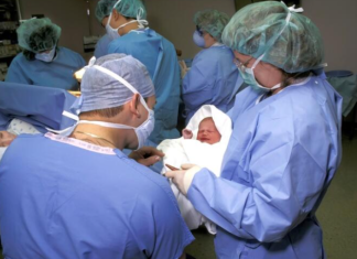 Dežurna sestra se onesvestila kad je videla bebu: Majka nije mogla da veruje šta je rodila, a ovako danas izgleda