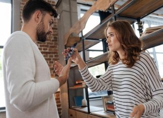 Zbog čega su starije žene mnogo privlačnije muškarcima: One imaju ovih 5 osobina koje ih čine neodoljivim