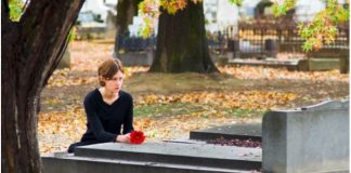 Dva meseca je na grobu muža viđala TUĐE cveće: Pomislila da je imao ljubavnicu, pa doživela još veći ŠOK!