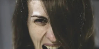 PSIHIJATAR 0TKRIVA KAK0 DA ZA PET MINUTA PREPOZNAMO PSIH0PATU: Šarmantni, druželjubivi, zabavni, ali jedan znak ih 0DAJE