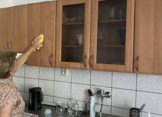 Masnoća i prljavština sa kuhinjskog pulta bukvalno nestaju pred vašim očima: Sobarica vam je pokazala savršen trik kako u tren oka očistiti čak i vrlo zapuštenu liniju!