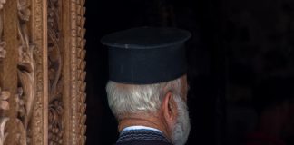 Ovo ni u ludilu ne valja nositi na groblje: Sveštenik otkriva koju grešku Srbi najčešće prave i bacaju greh na porodicu