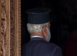 Ovo ni u ludilu ne valja nositi na groblje: Sveštenik otkriva koju grešku Srbi najčešće prave i bacaju greh na porodicu