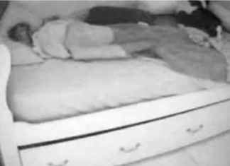 Sakrila kameru u sobu svoje kćerke jer je sumnjala da dovodi dečka noću, istina je biIa mnogo gora: Kada je vidjela šta je izašIo ispod kreveta, smučiIo joj se (Video)