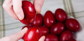 Najboji prirodni način farbanja jaja u jarko crvenu boju star 50 godina: Potrebna vam je samo 1 namirnica