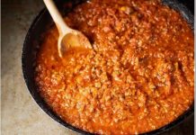 Student podgrejao špagete bolonjeze koje su mu ostale od večere, pojeo ih i otišao s prijateljima, ali SLEDEĆI DAN NIJE DOČEKAO! Roditelji ga našli mrtvog u sobi…A razlog je jeziv..