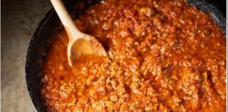 Student podgrejao špagete bolonjeze koje su mu ostale od večere, pojeo ih i otišao s prijateljima, ali SLEDEĆI DAN NIJE DOČEKAO! Roditelji ga našli mrtvog u sobi…A razlog je jeziv..