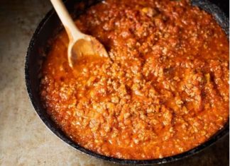 Student podgrejao špagete bolonjeze koje su mu ostale od večere, pojeo ih i otišao s prijateljima, ali SLEDEĆI DAN NIJE DOČEKAO! Roditelji ga našli mrtvog u sobi…A razlog je jeziv..