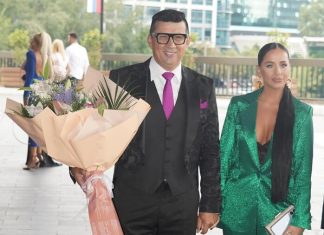 Naš voditelj se razveo od 25 godina mlađe, pa smuvao pevačicu: A onda javno rekao da je njegovim ženama mesto u kuhinji