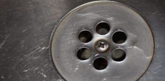 SMRDI VAM IZ KUPATILA KADA PADA KIŠA? Samo ubacite 1 sitnicu iz kuhinje u odvod i rešite problem