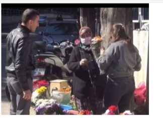 SIROMAŠNA MAJKA prodavala cvijeće na groblju da bi kćerki platila STUDIJE MEDICINE: Novinari su potražili njenu kćerku i ostali u šoku kad su SAZNALI KO JE ONA