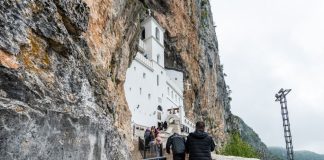 Došli na krštenje, a odgovor sveštenika ih šokirao, ubrzo su svima oči bile pune suza: “Kod Svetog Vasilija Ostroškog ide se onda kad vas svetac pozove…”