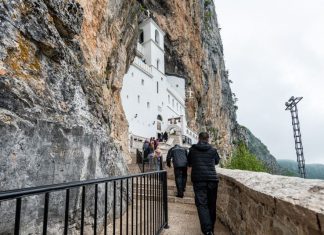 Došli na krštenje, a odgovor sveštenika ih šokirao, ubrzo su svima oči bile pune suza: “Kod Svetog Vasilija Ostroškog ide se onda kad vas svetac pozove…”