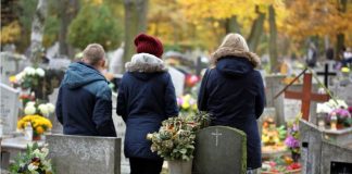 DANAS JE POBUSANI PONEDELJAK: Vladika Nikolaj objasnio zašto žene iznose vaskršnja jaja na grobove, a muškarci ne bi trebalo da idu na groblje!