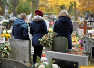 DANAS JE POBUSANI PONEDELJAK: Vladika Nikolaj objasnio zašto žene iznose vaskršnja jaja na grobove, a muškarci ne bi trebalo da idu na groblje!