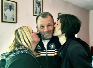 Radiša pod istim krovom živi sa ženom Stojankom i ljubavnicom Anom: Imaju 6. dece, slažu se neverovatno, a pop njihovu kuću zaobilazi u širokom luku