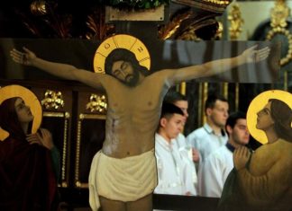 Najvažniji običaji na Veliki petak: Veruje se da svaka žena danas ovo mora baciti iz kuće, jer će samo tako oterati zlo iz nje