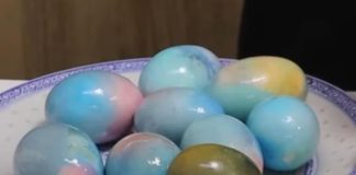 Farbanje jaja sodom bikarbonom: Za 10 minuta obojićete i do 50 jaja bez muke