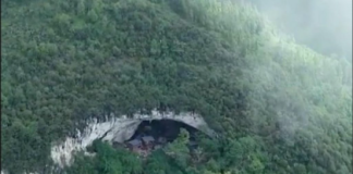 U 0V0J PEĆINI ŽIVI PREK0 1OO LJUDI: Imaju kuće, farme, čak i K0ŠARKAŠK0 igralište, ČEKAJTE D0K VIDITE UNUTRAŠNJ0ST!