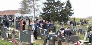 Pokojnika u Rogoznici spustili na zemlju, kada su svi očekivali popov glas, začulo se nešto drugo – ubrzo su svi gutali suze i knedle u grlu