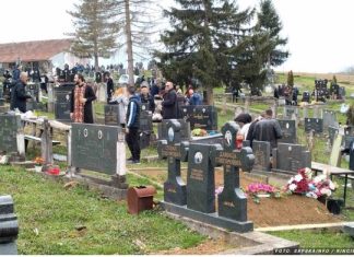 Pokojnika u Rogoznici spustili na zemlju, kada su svi očekivali popov glas, začulo se nešto drugo – ubrzo su svi gutali suze i knedle u grlu