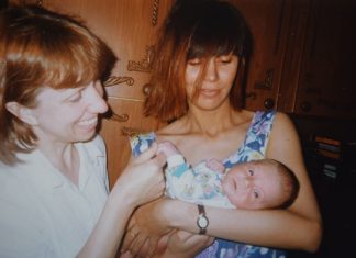 Jasminu iz Kragujevca je majka umesto u pelenu podvila u kesu i ostavila je: Godinama kasnije, našla je ženu koja ju je rodila, a onda je usledio šok