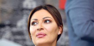 OVAKVU CECU NIKADA NISTE VIDJELI! Nije imala skupu odjeću, dugu kosu, silikone, a ni brus! Fanovi zgroženi: Ovde jeftino izgleda