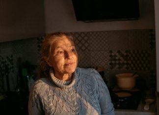 Ćerka joj ostavila unuka na čuvanju i otišla na poslovni put: Kada je otvorila torbu, njen sadržaj je šokirao, a onda joj je 1 poziv slomio srce