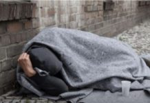 Žena iz Novog Sada prišla beskućniku da mu da nešto novca: Šokirala se kada je shvatila ko je on! (Foto)