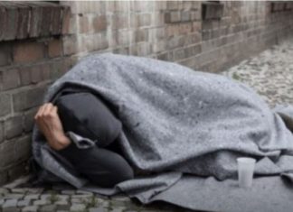 Žena iz Novog Sada prišla beskućniku da mu da nešto novca: Šokirala se kada je shvatila ko je on! (Foto)