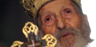 3 reči Patrijarha Pavla koje su otvorile oči majci čiji se sin ubio: Preklinjala ga da održi opelo njenom mrtvom detetu, evo šta joj je on rekao