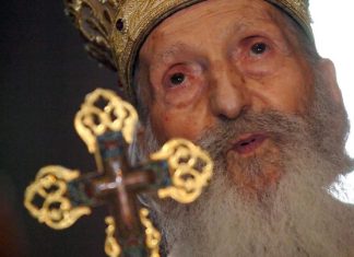 3 reči Patrijarha Pavla koje su otvorile oči majci čiji se sin ubio: Preklinjala ga da održi opelo njenom mrtvom detetu, evo šta joj je on rekao