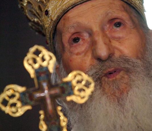 3 reči Patrijarha Pavla koje su otvorile oči majci čiji se sin ubio: Preklinjala ga da održi opelo njenom mrtvom detetu, evo šta joj je on rekao