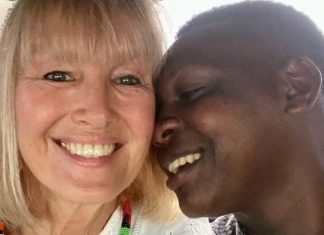 Penzionerka se udala za 30 godina mlađeg čoveka iz Masai plemena ne sluteći šta će joj prirediti u kući od izmeta: Jednu stvar kod njega obožava